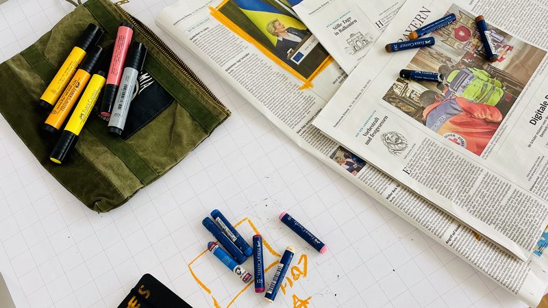 Stifte und Zeitung