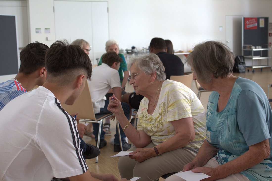 Jung und Alt im Dialog